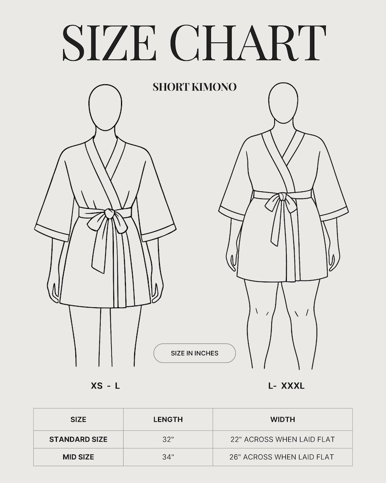 Pu&ograve; includere: Una tabella delle taglie in bianco e nero per un kimono corto con due disegni al tratto. La tabella mostra le misure in pollici: 32 pollici di lunghezza e 22 di larghezza per la taglia standard, 34 di lunghezza e 26 di larghezza per la taglia media.