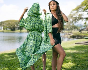 Hawaiiaanse zijden kimonogewaad, lange vloeiende tropische badjas, badjas met bloemenprint