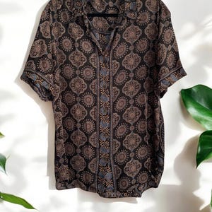 Zijdenhemd met kampkraag: lichtgewicht button-down, tropische prints, poolparty-kleding