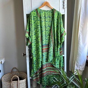 Kimono de seda hawaiana, bata larga y fluida estilo resort tropical, bata de casa floral imagen 17
