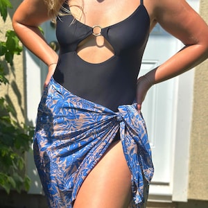 Sukienka lub spódnica z jedwabnego sarongu, lekki tropikalny pareo, narzutka boho, letni narzutka plażowa, jedwabny ręcznik, uniwersalny dodatek podróżny