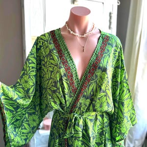 Kimono de seda hawaiana, bata larga y fluida estilo resort tropical, bata de casa floral imagen 18
