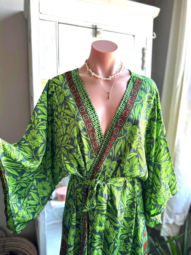 Kimono de seda hawaiana, bata larga y fluida estilo resort tropical, bata de casa floral imagen 18