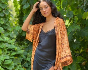 Kimono corto de seda, bata de casa, ropa de estar por casa y prenda para cubrirse antes o después del trabajo.
