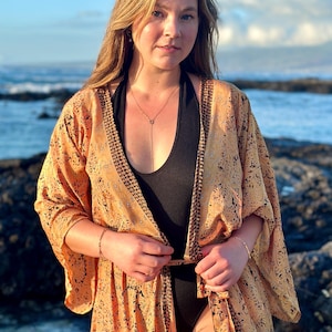 Gold Silk Kimono - Lange bedruckte Robe für Frauen, leichte Loungewear oder Morgenmantel