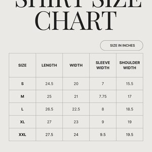 Puede incluir: Una tabla de tallas de camisas con medidas en pulgadas. La tabla incluye las tallas S, M, L, XL y XXL, con las medidas correspondientes de largo, ancho, ancho de manga y ancho de hombros. El texto "SHIRT SIZE CHART" est&aacute; en la parte superior.