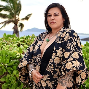 Kimono in seta da donna, abito da casa fluido nero e oro, o copricostume immagine 15