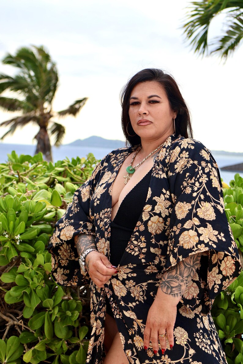 Kimono in seta da donna, abito da casa fluido nero e oro, o copricostume immagine 15