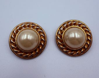 Pendientes de clip llamativos de estilo vintage, firmados por Premier USA, en tono dorado con perlas de imitación.