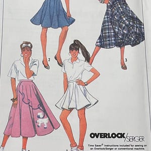 Puede incluir: Patrón de costura Simplicity número 8629, talla H (6, 8, 10) para una falda. El patrón incluye tres estilos de falda diferentes: una falda azul con una blusa blanca, una falda a cuadros con un top blanco y una falda rosa con una camisa blanca y un gráfico de un caniche. El patrón incluye instrucciones para usar una máquina de remallado/overlock o una máquina de coser convencional.