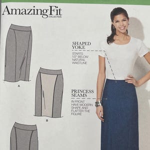 Op de afbeelding: Simplicity naaipatroon 1541 voor een rok met een gevormde pas en prinsesnaden. De envelop bevat illustraties van drie rokvarianten en een foto van een rok in blauwe stof. De tekst bevat Amazing Fit Collection en maat U5.