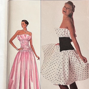 Può includere: Modello di cucito Simplicity numero 8949 per un abito senza spalline. Il modello include due stili di abiti: uno con una gonna in raso rosa e l'altro con una gonna a pois bianchi. Il modello è per la taglia 14.