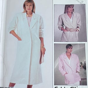 Puede incluir: Un patrón de costura vintage de McCall's con una mujer con un abrigo blanco. El patrón incluye imágenes del abrigo en diferentes colores y estilos. El texto en el patrón dice "Woman's Day Collection" y "Cut-to-Fit".