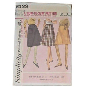 Puede incluir: Patrón de costura Simplicity vintage 6139 para adolescentes. El patrón incluye instrucciones para coser una falda, con un gráfico de lecciones. Talla 105, cintura 61 cm. La portada presenta ilustraciones de tres estilos de falda.