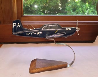 Maqueta de escritorio del avión T-34 Mentor de la Armada de los EE. UU. (PA 666) con base de madera azul marino.