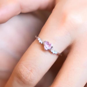 Anillo de corazón de circonita rosa: banda de plata ajustable con detalle de halo/joyería para dama de honor