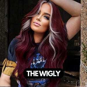 Bordeauxfarbene Lange Wellen-Perücke mit Blonden Face-Framing Highlights – Kräftige Farbe, Eleganter Stil