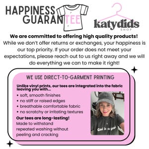 K&ouml;nnte beinhalten: Wei&szlig;er Hintergrund mit Text und einer rosa Box. Der Text enth&auml;lt "HAPPINESS GUARANTEE" und "katydids shop". Die rosa Box beschreibt den Direktdruck auf Textilien und ein Foto.