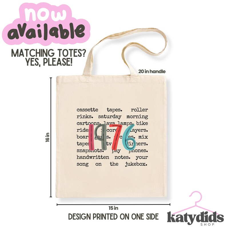 K&ouml;nnte beinhalten: Eine cremefarbene Tragetasche mit einem 50.8 cm Griff, die den Text "1976" in bunten Buchstaben zeigt. Die Tasche ist 40.6 cm hoch und 38.1 cm breit, mit einer Liste nostalgischer Gegenst&auml;nde bedruckt. Der Text "now available" steht oben.