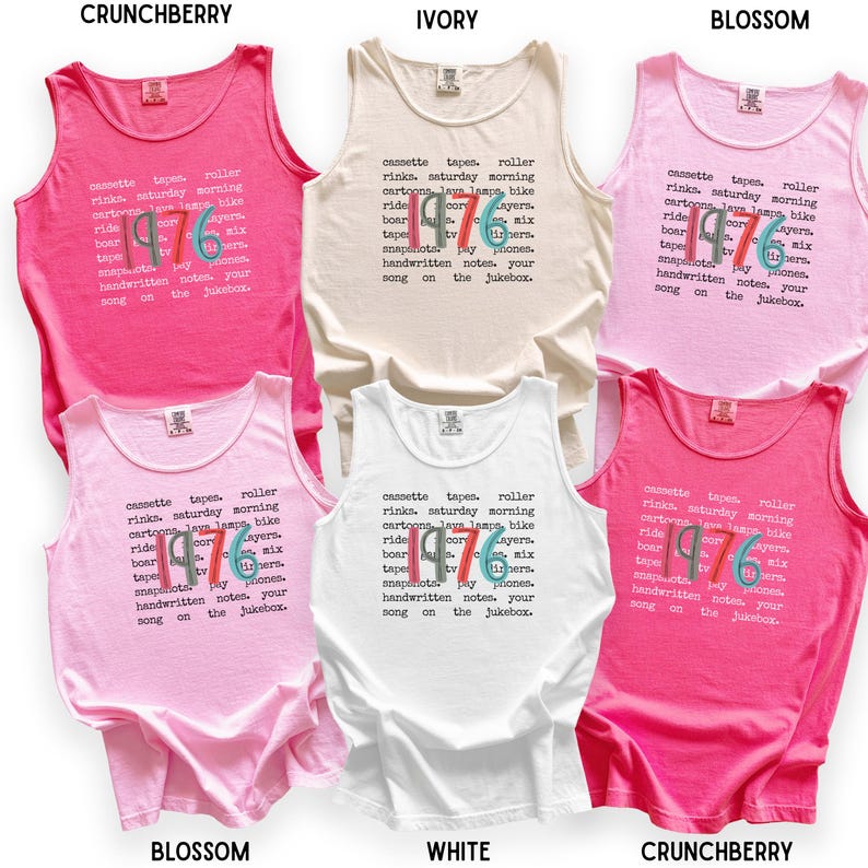 K&ouml;nnte beinhalten: Sechs Tanktops in den Farben Crunchberry, Ivory, Blossom und Wei&szlig;. Jedes Tanktop zeigt den Text "1976" mit einer Liste von W&ouml;rtern wie "Kassetten" und "Samstagmorgen".