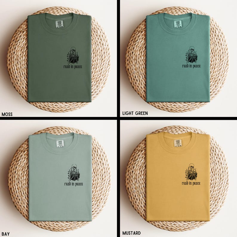 Puede incluir: Cuatro camisetas en colores musgo, verde claro, bah&iacute;a y mostaza se muestran sobre esteras circulares tejidas. Cada camiseta tiene un peque&ntilde;o gr&aacute;fico y el texto "read in peace" impreso en la parte delantera.