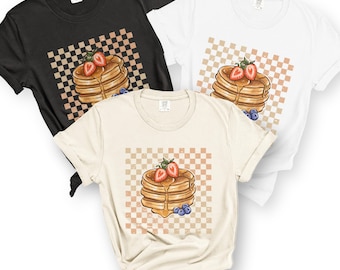 Camiseta retro con pila de panqueques, camiseta vintage para el desayuno, camiseta con estampado de panqueques con bayas, camiseta Comfort Colors, camiseta retro a cuadros para amantes de la comida.