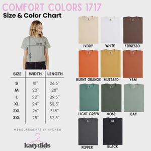 Puede incluir: Una tabla de tallas y colores para camisetas Comfort Colors 1717. La tabla incluye a una mujer que lleva una camiseta, medidas de tallas en pulgadas y muestras de color. Los colores incluyen marfil, blanco, espresso, naranja quemado, mostaza, &ntilde;ame, verde claro, musgo, bah&iacute;a, pimienta y negro.