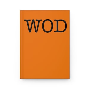 Könnte beinhalten: Ein orangefarbenes Notizbuch mit den Buchstaben "WOD" in Schwarz auf dem Einband. Das Notizbuch ist rechteckig und scheint geschlossen zu sein. Der Einband hat eine einfarbige, leuchtend orange Farbe.
