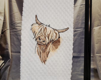 Toalla de cocina bordada con una linda vaca de las Tierras Altas