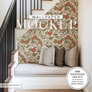 以下が含まれることがあります： クリーム色の背景に、赤いリンゴ、緑の葉、小さな鳥が繰り返し描かれた壁紙のデザインのモックアップ。壁紙は白い壁に、その前に灰色のベンチとクッションが置かれた状態で表示されています。画像には黒い文字で「WALLPAPER MOCKUP」と表示されています。黒い輪郭のある白い円の中に「PSD PHOTOSHOP MOCKUP」と表示されています。円の真下に黒い文字で「EASY TO USE SMART OBJECT」と表示されています。