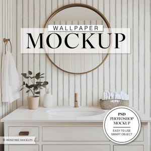Puede incluir: Una maqueta de diseño de interiores de baño con un tocador blanco con un grifo dorado, un espejo redondo dorado y una toalla blanca colgada de un gancho. La pared está cubierta con un papel tapiz a rayas verde y blanco. El texto "WALLPAPER MOCKUP" se muestra en la imagen.