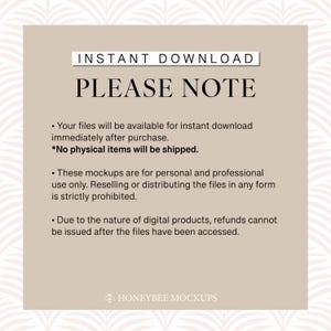 Pu&ograve; includere: Una casella di testo color beige con le parole "INSTANT DOWNLOAD" e "PLEASE NOTE" in testo nero. La casella di testo contiene informazioni sui download digitali, tra cui il fatto che non verranno spediti articoli fisici e che i rimborsi non possono essere emessi dopo che i file sono stati aperti. La casella di testo &egrave; su uno sfondo con un motivo geometrico bianco e rosa.