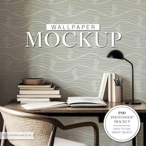 Może przedstawiać: Makieta tapety z wzorem kaktusów. Tapeta jest w jasnozielonym kolorze z białymi sylwetkami kaktusów. Makieta przedstawia biurko z lampą, książkami i krzesłem. Tekst "WALLPAPER MOCKUP" jest wyświetlany w środku obrazu. Tekst "PSD PHOTOSHOP MOCKUP EASY TO USE SMART OBJECT" jest wyświetlany w kółku w prawym dolnym rogu obrazu.
