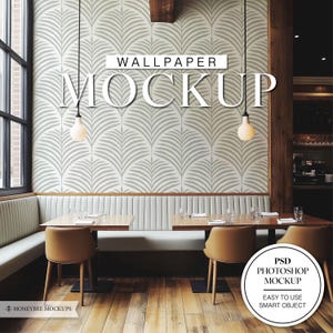 Könnte beinhalten: Ein Mockup eines Tapetenmusters mit einem sich wiederholenden Muster aus stilisierten Palmblättern in Grautönen und Weiß. Die Tapete wird an einer Wand in einem Restaurant mit einer Sitzbank und zwei Tischen gezeigt.