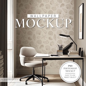 Könnte beinhalten: Ein Mockup eines Tapeten-Designs mit einem beigefarbenen Hintergrund und einem sich wiederholenden Muster aus Muscheln und Seesternen. Die Tapete wird in einem Raum mit einem Schreibtisch, einem Stuhl und einer Lampe gezeigt. Der Text "WALLPAPER MOCKUP" wird in der Mitte des Bildes angezeigt. Der Text "PSD PHOTOSHOP MOCKUP" wird in einem Kreis in der unteren rechten Ecke des Bildes angezeigt. Der Text "EASY TO USE SMART OBJECT" wird unter dem Kreis angezeigt.