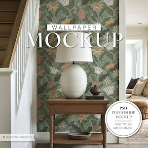 Puede incluir: Una maqueta de papel tapiz con un patrón floral en tonos verdes, amarillos y naranjas. El papel tapiz se muestra en una pared en un pasillo con una mesa y una lámpara de madera. El texto "WALLPAPER MOCKUP" se muestra en letras blancas grandes en el papel tapiz. El texto "PSD PHOTOSHOP MOCKUP EASY TO USE SMART OBJECT" se muestra en un círculo blanco en el lado derecho de la imagen.