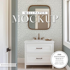 Peut inclure: Une vasque de salle de bain blanche avec deux tiroirs et un plan de travail blanc. La vasque est devant un mur gris avec un papier peint à motifs blancs et gris. Un miroir avec un cadre brun est au-dessus de la vasque. Le texte "WALLPAPER MOCKUP" est sur le miroir. Un cercle blanc avec le texte "PSD PHOTOSHOP MOCKUP" et "EASY TO USE SMART OBJECT" est dans le coin inférieur droit de l'image.
