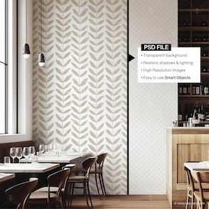 Pu&ograve; includere: Un mockup di interni di un ristorante con una parete che presenta una carta da parati a motivi di foglie beige e bianche. La carta da parati &egrave; un download digitale e pu&ograve; essere utilizzata per creare un mockup realistico di un interno di ristorante. Il mockup include un tavolo con sedie, un bar e una finestra.