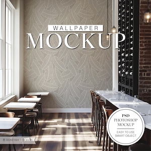 Puede incluir: Una maqueta de un diseño de papel tapiz en un entorno de restaurante. El papel tapiz presenta un patrón de hojas blancas sobre un fondo beige. El texto "WALLPAPER MOCKUP" se muestra en letras blancas en la pared. La imagen es una maqueta de Photoshop PSD con un objeto inteligente.