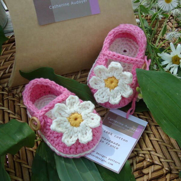 Baby booties Mary Jane hand crocheted with flower size 0/3 months