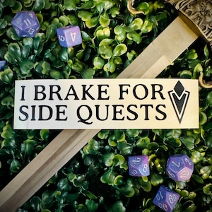 Divertida pegatina de vinilo de fantasía – Pegatina para coche de jugador de D&D / Regalo de rol «Freno para misiones secundarias»