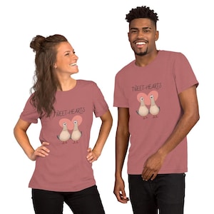 Camiseta gráfica divertida: diseño original de dibujos animados de pájaros y corazones