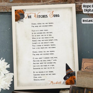 Puede incluir: Una descarga digital imprimible de estilo vintage para Halloween con el texto "The Witches Song" y la famosa cita de Shakespeare de Macbeth, "Double, double toil and trouble; Fire burn and cauldron bubble." La imprimible presenta un sombrero de bruja negro y naranja con un gato negro.