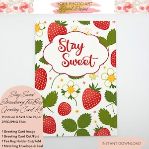 Könnte beinhalten: Ein druckbares Grußkarten-Set mit einem Erdbeermuster und dem Text "Stay Sweet". Das Set enthält eine Grußkarte, einen Teebeutelhalter und einen Umschlag.