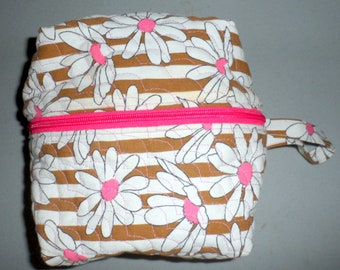 Zippered Cube Bag made with Vintage Daisy Fabric/Zippered Cosmetic/Makeup/Toiletry Bag