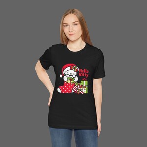 Hello Kitty Xmas Tee - Weihnachtsgeschenk für Sanrio Fans - Cutecore Y2K Grafik T-Shirt - Cartoon Frohe Weihnachten Shirt Bild 9