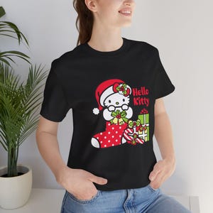Hello Kitty Xmas Tee - Weihnachtsgeschenk für Sanrio Fans - Cutecore Y2K Grafik T-Shirt - Cartoon Frohe Weihnachten Shirt Bild 8