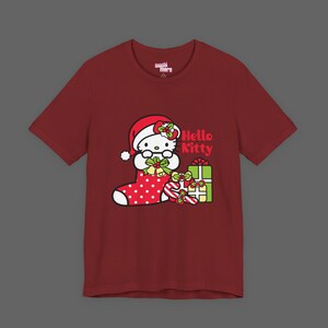 Hello Kitty Xmas Tee - Weihnachtsgeschenk für Sanrio Fans - Cutecore Y2K Grafik T-Shirt - Cartoon Frohe Weihnachten Shirt Bild 6