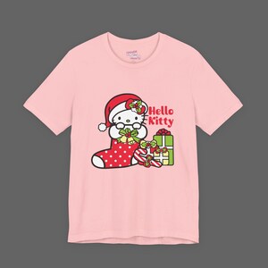 Hello Kitty Xmas Tee - Weihnachtsgeschenk für Sanrio Fans - Cutecore Y2K Grafik T-Shirt - Cartoon Frohe Weihnachten Shirt Bild 5