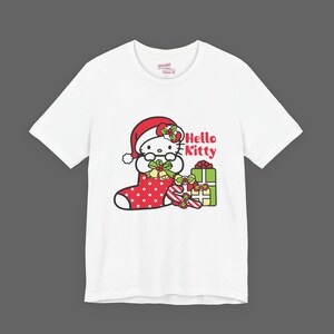 Hello Kitty Xmas Tee - Weihnachtsgeschenk für Sanrio Fans - Cutecore Y2K Grafik T-Shirt - Cartoon Frohe Weihnachten Shirt Bild 7